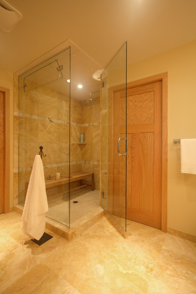 Источник вдохновения для домашнего уюта: большая главная ванная комната в стиле неоклассика (современная классика) с плоскими фасадами, светлыми деревянными фасадами, столешницей из гранита, угловым душем и полом из известняка