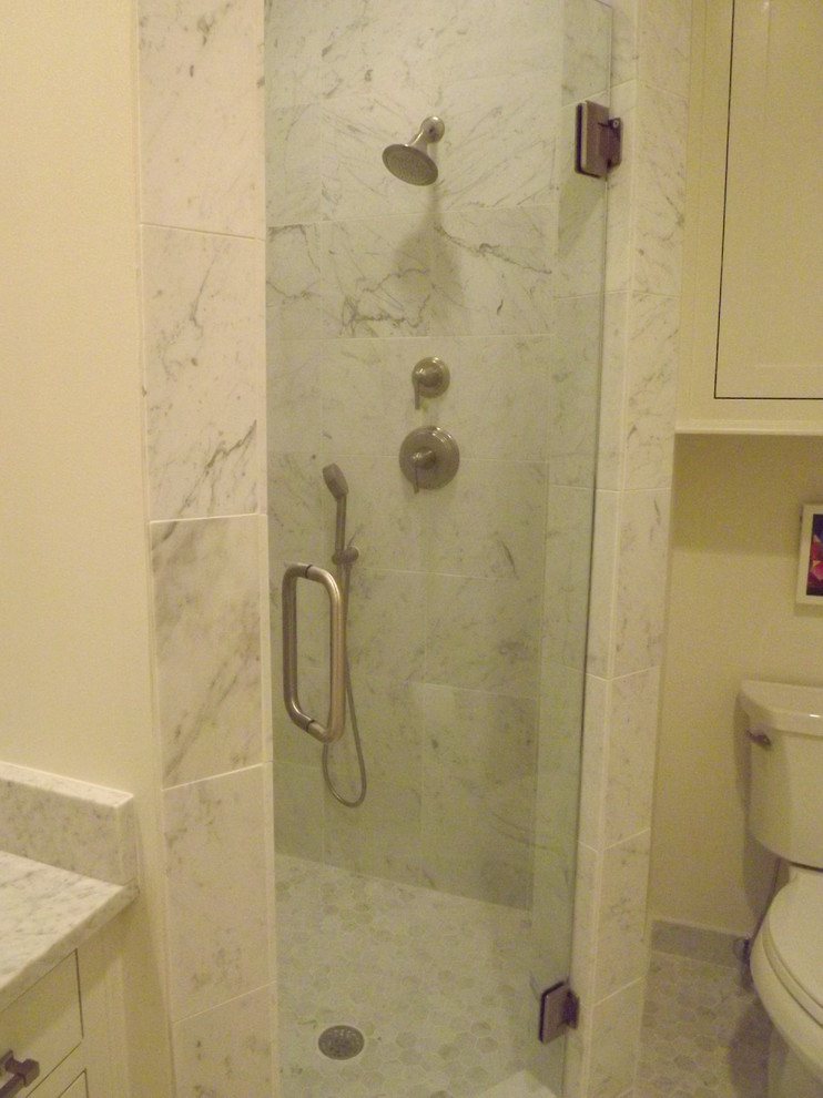 Idéer för ett mellanstort modernt badrum med dusch, med marmorgolv, skåp i shakerstil, vita skåp, en hörndusch, grå kakel, vit kakel, marmorkakel, ett undermonterad handfat, marmorbänkskiva, vitt golv, dusch med gångjärnsdörr, vita väggar och en toalettstol med separat cisternkåpa