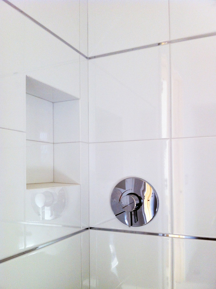 オレンジカウンティにある小さなシャビーシック調のおしゃれなバスルーム (浴槽なし) (アルコーブ型シャワー、白いタイル、磁器タイル、白い壁) の写真