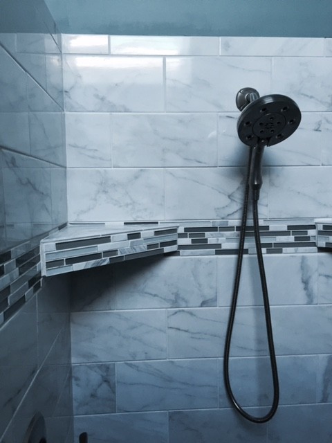 Idéer för att renovera ett vintage badrum, med vit kakel, porslinskakel och klinkergolv i porslin
