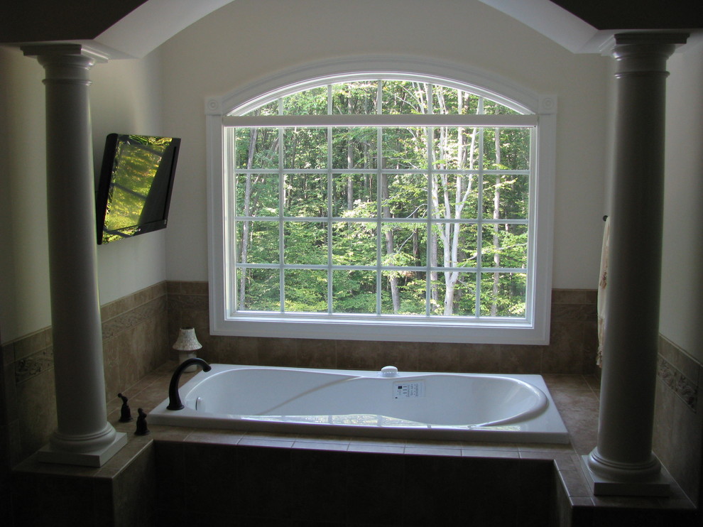 Inspiration pour une salle de bain principale traditionnelle de taille moyenne avec une baignoire posée, un carrelage beige, des carreaux de céramique, un mur beige et un sol en carrelage de céramique.