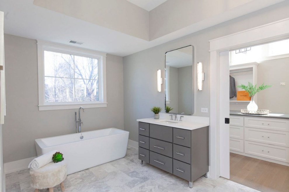 Idéer för stora lantliga vitt en-suite badrum, med luckor med upphöjd panel, grå skåp, ett fristående badkar, en hörndusch, grå kakel, marmorkakel, grå väggar, marmorgolv, ett undermonterad handfat, bänkskiva i kvarts, grått golv och dusch med gångjärnsdörr