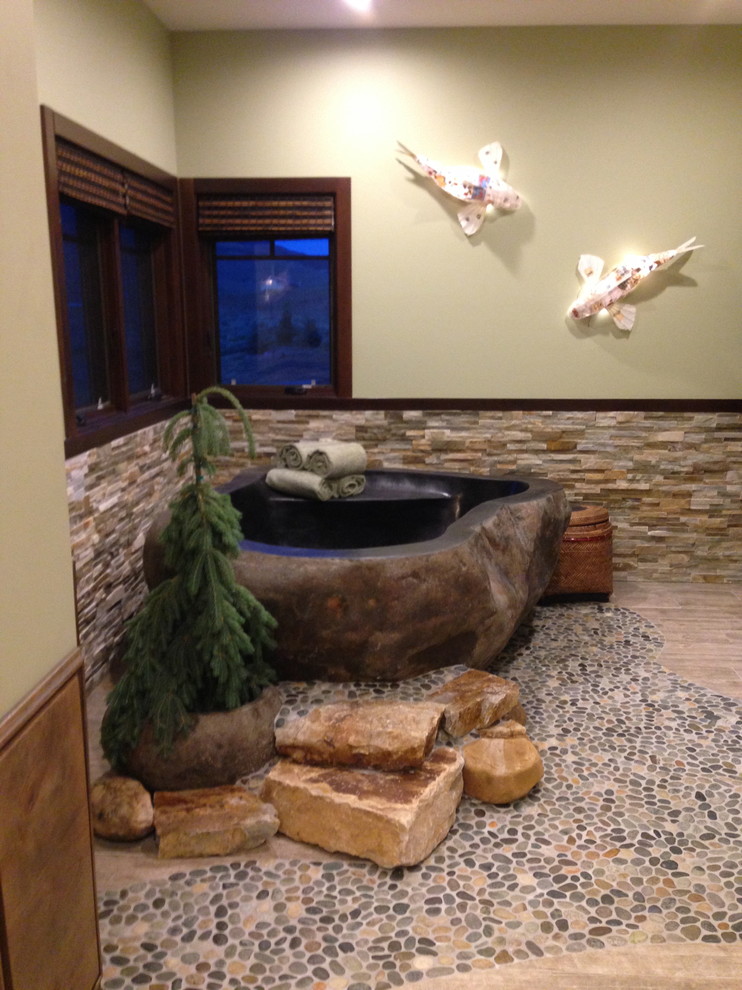 Großes Country Badezimmer En Suite mit freistehender Badewanne, Keramikfliesen, grüner Wandfarbe und Kiesel-Bodenfliesen in Salt Lake City