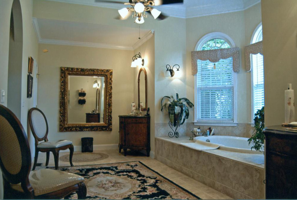Inspiration för ett stort vintage en-suite badrum, med ett platsbyggt badkar, beige kakel, beige väggar, marmorgolv, möbel-liknande, skåp i mörkt trä och marmorbänkskiva