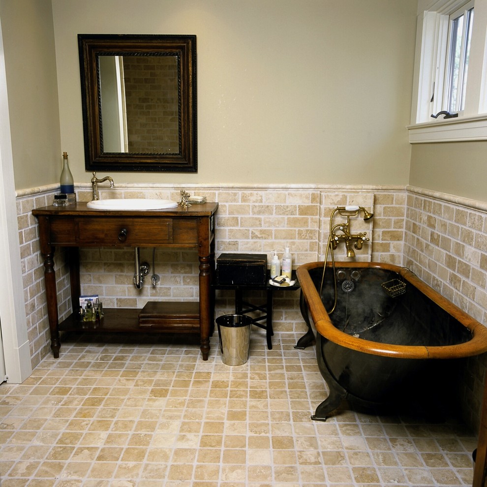 На фото: ванная комната среднего размера в классическом стиле с накладной раковиной, темными деревянными фасадами, отдельно стоящей ванной, бежевой плиткой, плиткой кабанчик, душем над ванной, раздельным унитазом, бежевыми стенами, полом из известняка, душевой кабиной, столешницей из дерева, коричневой столешницей и плоскими фасадами