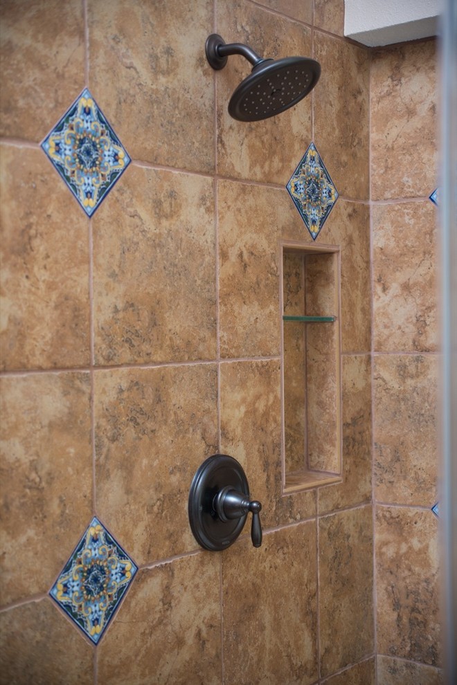 На фото: главная ванная комната в стиле фьюжн с фасадами с выступающей филенкой, темными деревянными фасадами, угловым душем, настольной раковиной, столешницей терраццо и душем с распашными дверями