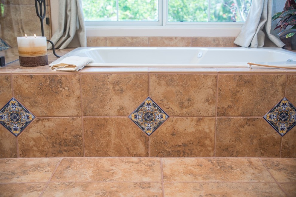 Esempio di una stanza da bagno padronale american style con ante con bugna sagomata, ante in legno bruno, lavabo a bacinella e top alla veneziana