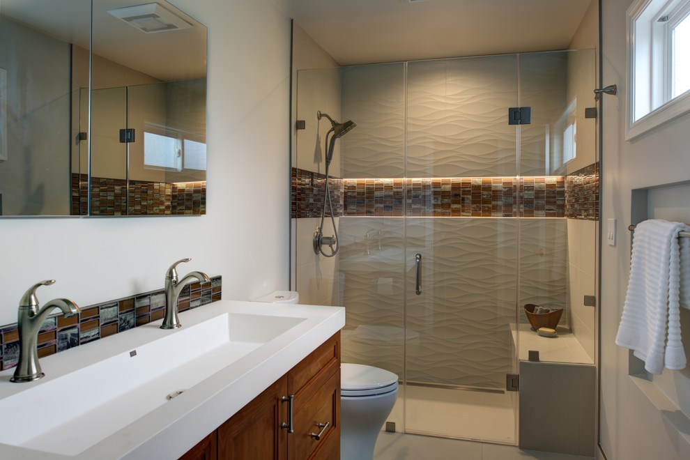 Идея дизайна: ванная комната среднего размера в современном стиле с фасадами с утопленной филенкой, белыми фасадами, ванной в нише, душем в нише, раздельным унитазом, зеленой плиткой, плиткой из листового стекла, полом из керамогранита, врезной раковиной и столешницей из искусственного кварца