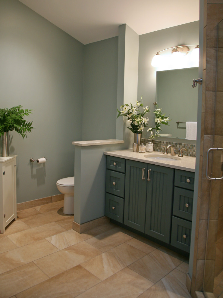 На фото: большая главная ванная комната в классическом стиле с фасадами с утопленной филенкой, зелеными фасадами, душем в нише, унитазом-моноблоком, разноцветной плиткой, плиткой мозаикой, зелеными стенами, врезной раковиной, столешницей из кварцита, бежевым полом, душем с распашными дверями и бежевой столешницей с