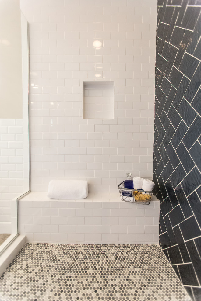 Exempel på ett stort modernt en-suite badrum, med ett undermonterad handfat, skåp i shakerstil, vita skåp, ett fristående badkar, en öppen dusch, en toalettstol med hel cisternkåpa, vit kakel, blå kakel, tunnelbanekakel, beige väggar, klinkergolv i keramik, brunt golv och dusch med gångjärnsdörr