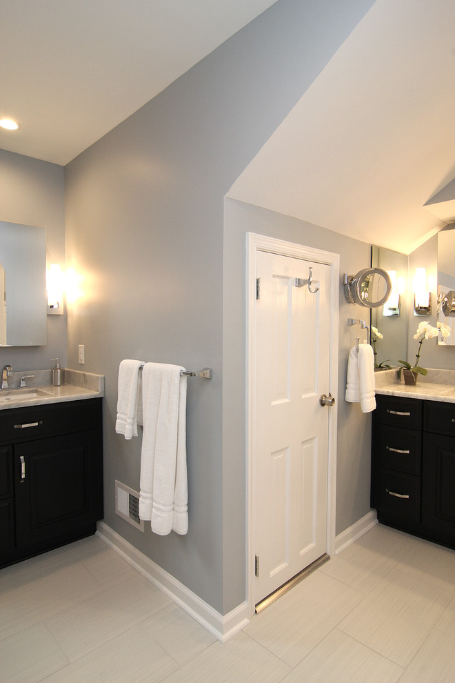 Idéer för ett mellanstort modernt en-suite badrum, med ett undermonterad handfat, luckor med upphöjd panel, svarta skåp, marmorbänkskiva, en dusch i en alkov, en toalettstol med separat cisternkåpa, grå kakel, porslinskakel, blå väggar och klinkergolv i porslin