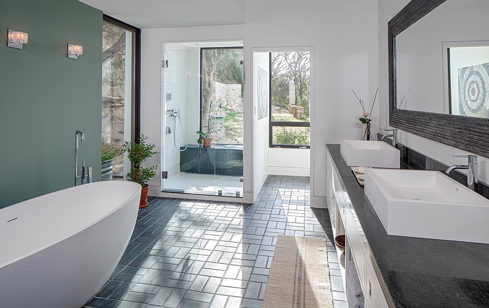 Foto di una grande stanza da bagno padronale minimalista con vasca freestanding, doccia a filo pavimento, piastrelle marroni, piastrelle in ceramica e pareti blu