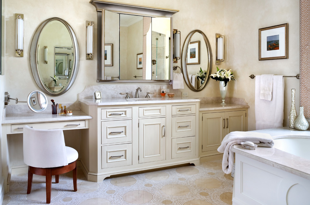 Imagen de cuarto de baño actual con baldosas y/o azulejos en mosaico
