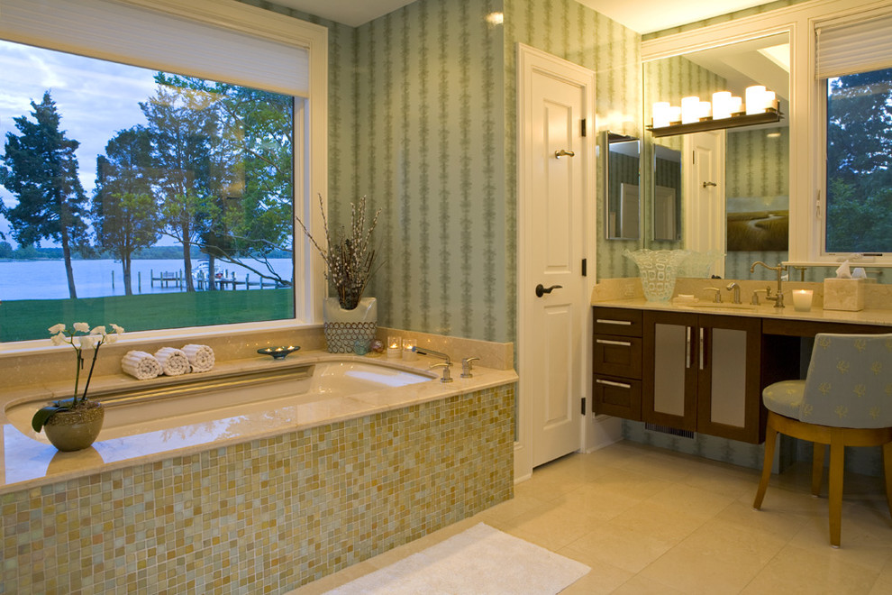 Imagen de cuarto de baño contemporáneo con baldosas y/o azulejos en mosaico