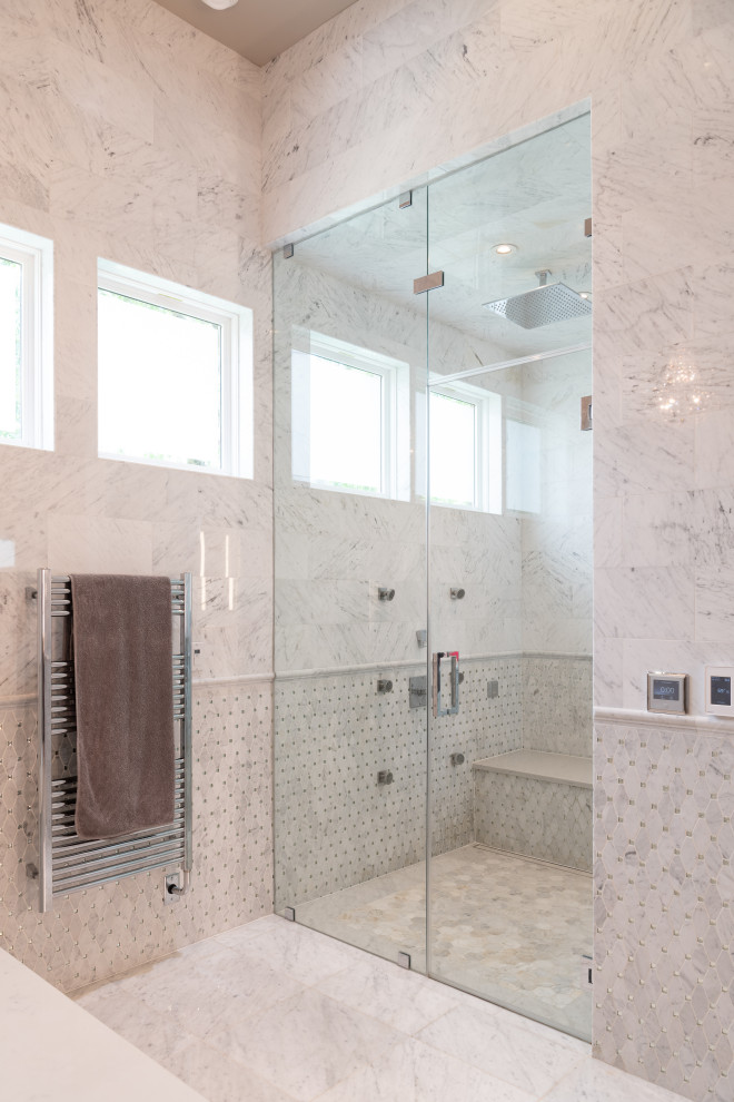 Aménagement d'une grande salle de bain principale classique avec une douche d'angle, un carrelage blanc, du carrelage en marbre, un sol en marbre, un sol blanc, une cabine de douche à porte battante et un banc de douche.