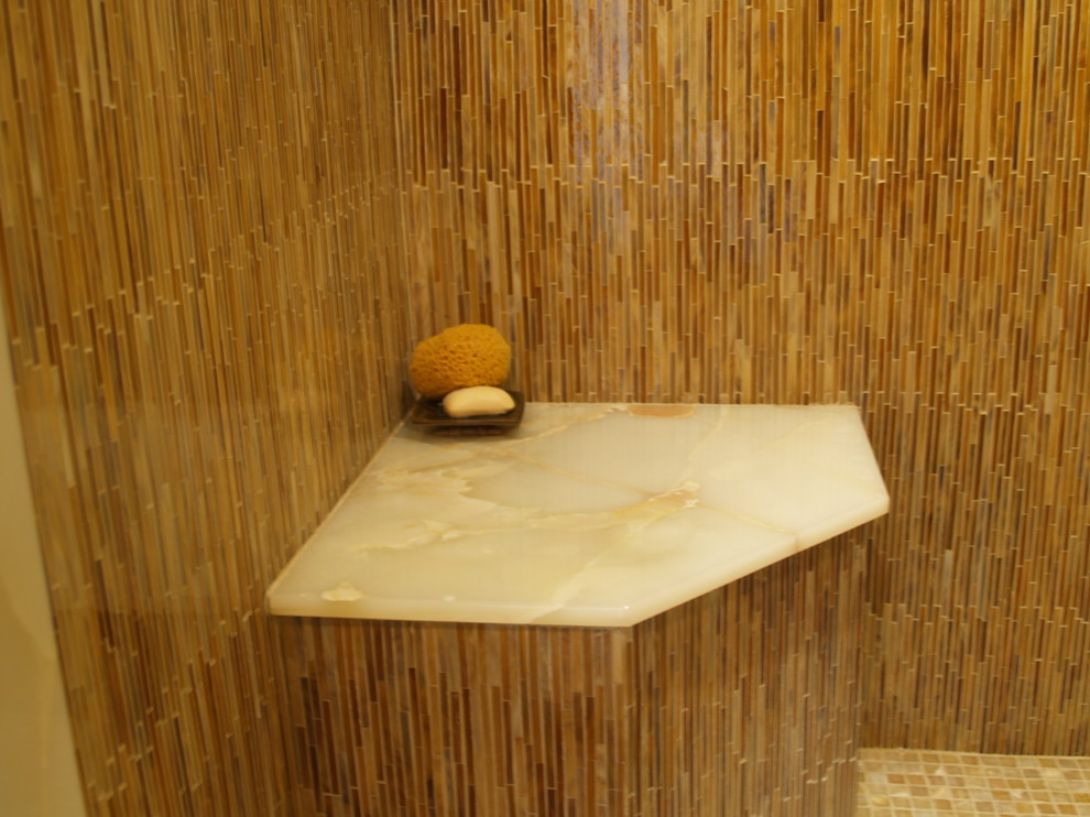 Immagine di una stanza da bagno minimal con doccia alcova, piastrelle beige, piastrelle marroni, piastrelle bianche e piastrelle a listelli
