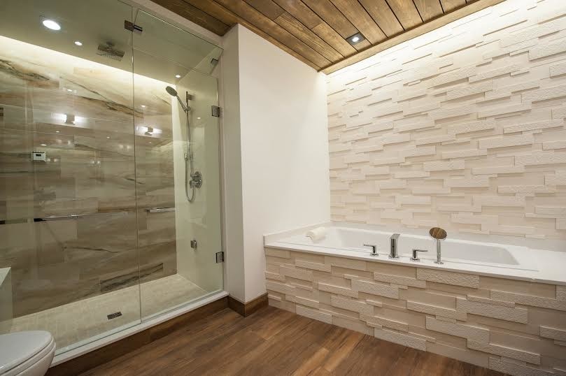 Großes Modernes Badezimmer En Suite mit Toilette mit Aufsatzspülkasten, weißer Wandfarbe, braunem Holzboden, Einbaubadewanne, Eckdusche, Unterbauwaschbecken, flächenbündigen Schrankfronten, weißen Schränken und Mineralwerkstoff-Waschtisch in Toronto