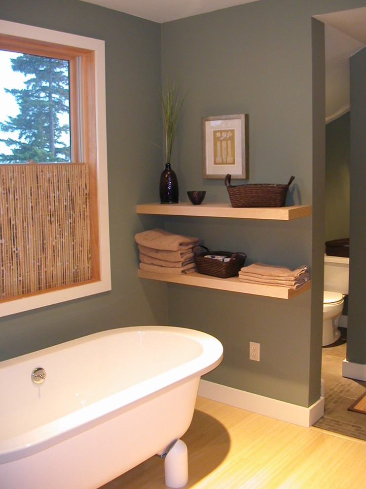 シアトルにあるコンテンポラリースタイルのおしゃれな浴室 (置き型浴槽) の写真