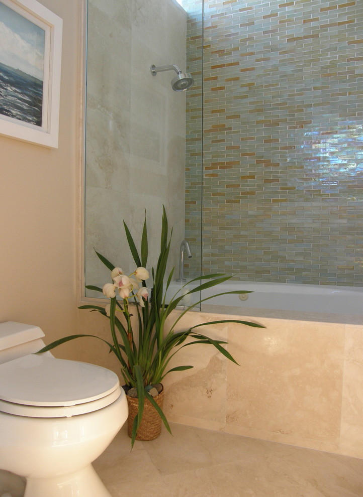 Example of a minimalist bathroom design in Orange County