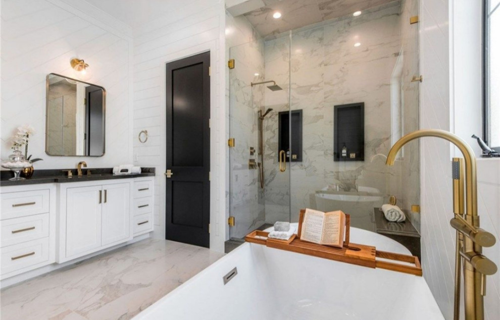 На фото: большая главная ванная комната в стиле модернизм с плоскими фасадами, белыми фасадами, угловым душем, унитазом-моноблоком, белой плиткой, мраморной плиткой, белыми стенами, мраморным полом, монолитной раковиной, столешницей из плитки, белым полом, душем с распашными дверями и черной столешницей с