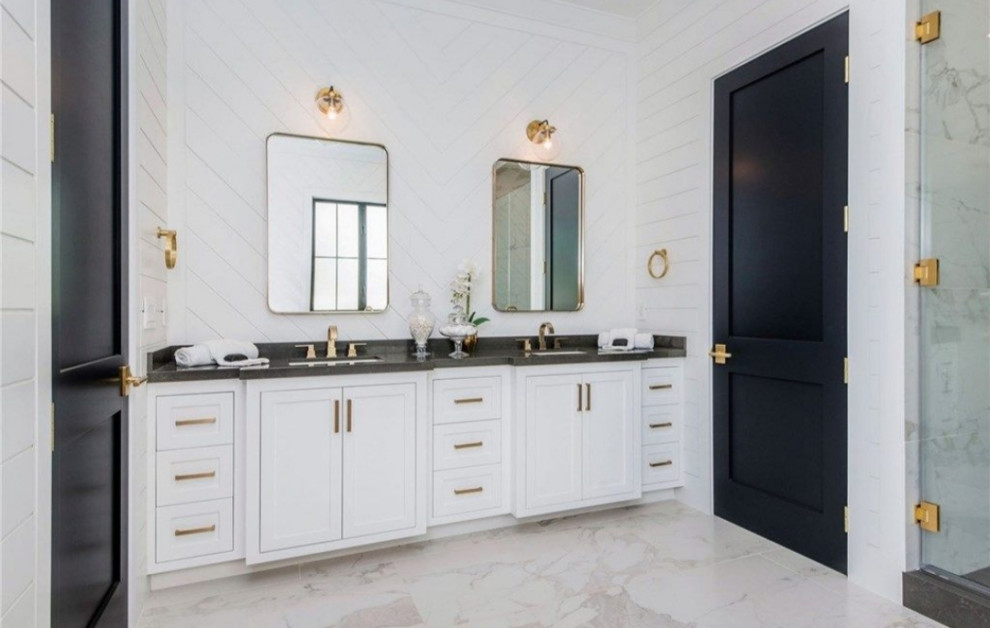 Свежая идея для дизайна: большая главная ванная комната в стиле модернизм с плоскими фасадами, белыми фасадами, угловым душем, унитазом-моноблоком, белой плиткой, мраморной плиткой, белыми стенами, мраморным полом, монолитной раковиной, столешницей из плитки, белым полом, душем с распашными дверями и черной столешницей - отличное фото интерьера