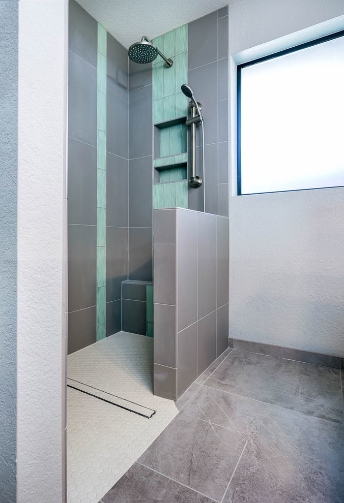 Bild på ett mellanstort funkis en-suite badrum, med släta luckor, en dusch i en alkov, grå kakel, keramikplattor, grå väggar, cementgolv, grått golv och med dusch som är öppen