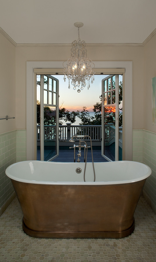 Идея дизайна: ванная комната в морском стиле с отдельно стоящей ванной, биде и зеленой плиткой