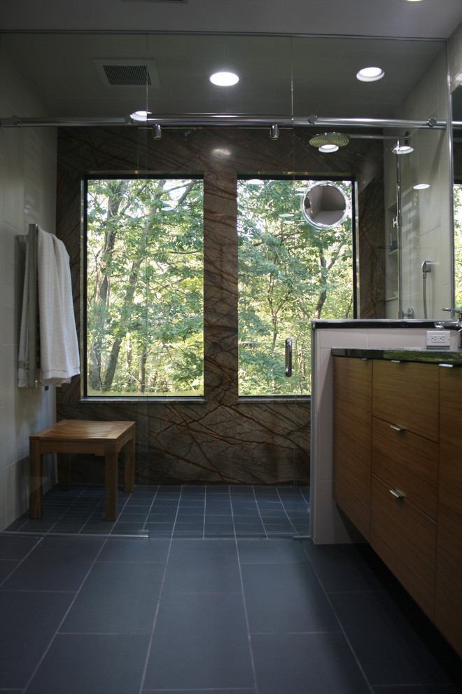 Ejemplo de cuarto de baño actual con ducha abierta