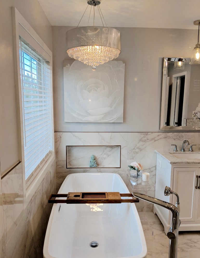 Свежая идея для дизайна: главная ванная комната среднего размера в стиле неоклассика (современная классика) с фасадами в стиле шейкер, белыми фасадами, отдельно стоящей ванной, угловым душем, унитазом-моноблоком, серой плиткой, керамической плиткой, серыми стенами, полом из керамической плитки, врезной раковиной, мраморной столешницей, серым полом, душем с распашными дверями и серой столешницей - отличное фото интерьера