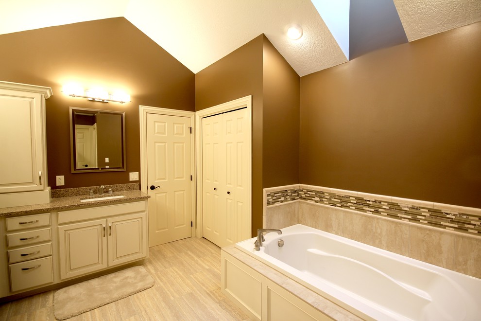 Пример оригинального дизайна: главная ванная комната среднего размера в современном стиле с накладной ванной, душем в нише, керамической плиткой, полом из керамической плитки, столешницей из кварцита, фасадами с выступающей филенкой, белыми фасадами, бежевой плиткой, коричневыми стенами и врезной раковиной