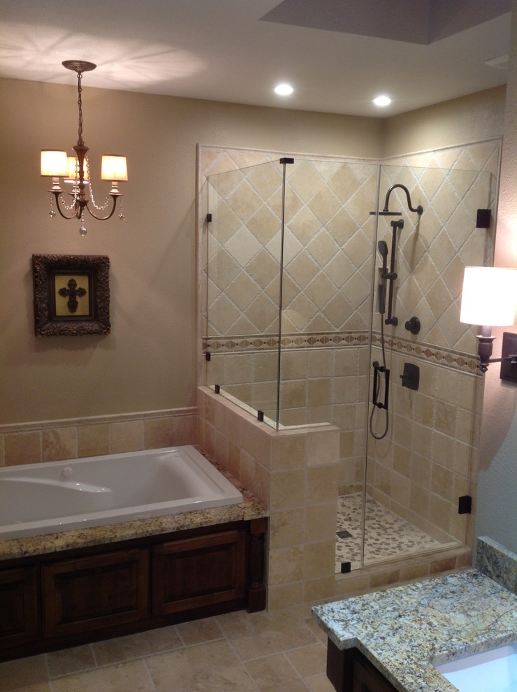 Foto på ett mellanstort vintage flerfärgad en-suite badrum, med ett platsbyggt badkar, en hörndusch, beige kakel, travertinkakel, bruna väggar, travertin golv, ett undermonterad handfat, granitbänkskiva, brunt golv och dusch med gångjärnsdörr