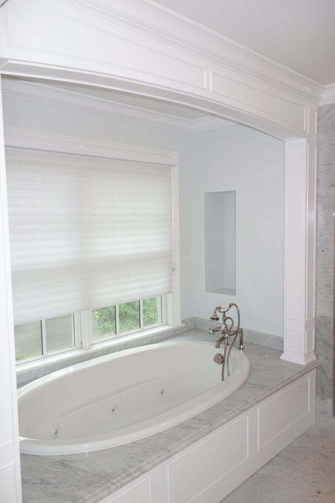 Idéer för stora vintage en-suite badrum, med marmorgolv och marmorbänkskiva