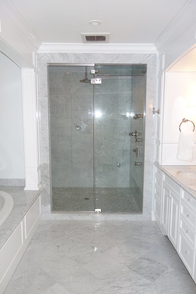 Idéer för ett stort klassiskt en-suite badrum, med marmorgolv och marmorbänkskiva