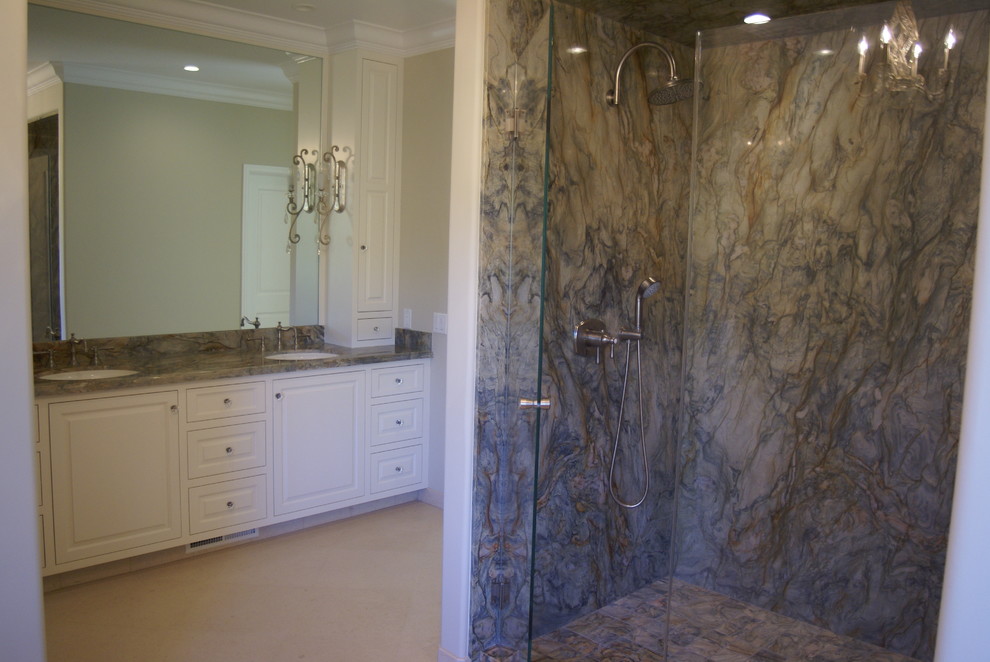 Idéer för funkis badrum, med ett undermonterad handfat, en öppen dusch, möbel-liknande, vita skåp och marmorbänkskiva