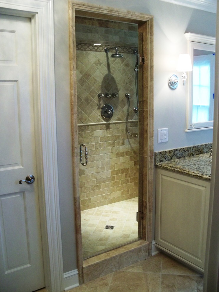 Bild på ett mycket stort vintage en-suite badrum, med luckor med upphöjd panel, vita skåp, ett undermonterat badkar, en dubbeldusch, en bidé, beige kakel, stenkakel, grå väggar, travertin golv, ett undermonterad handfat och granitbänkskiva