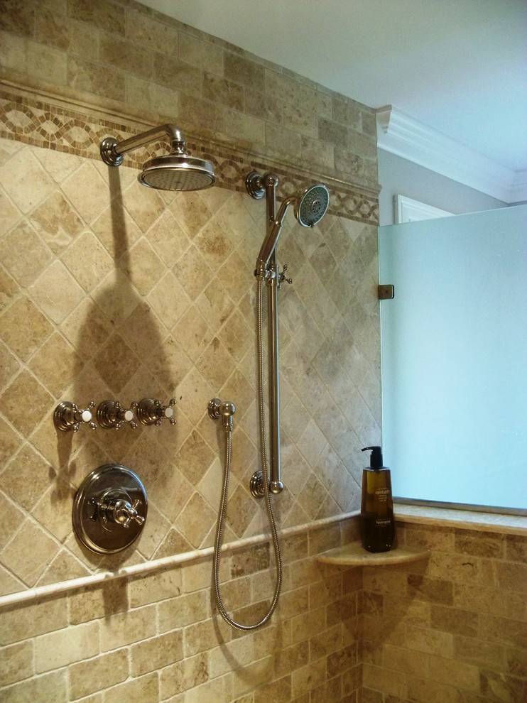 Idéer för att renovera ett mycket stort vintage en-suite badrum, med luckor med upphöjd panel, vita skåp, ett undermonterat badkar, en dubbeldusch, en bidé, beige kakel, stenkakel, grå väggar, travertin golv, ett undermonterad handfat och granitbänkskiva