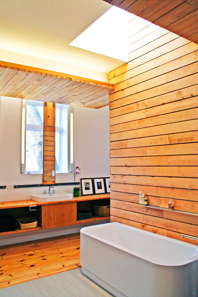 Свежая идея для дизайна: ванная комната в современном стиле с отдельно стоящей ванной и настольной раковиной - отличное фото интерьера
