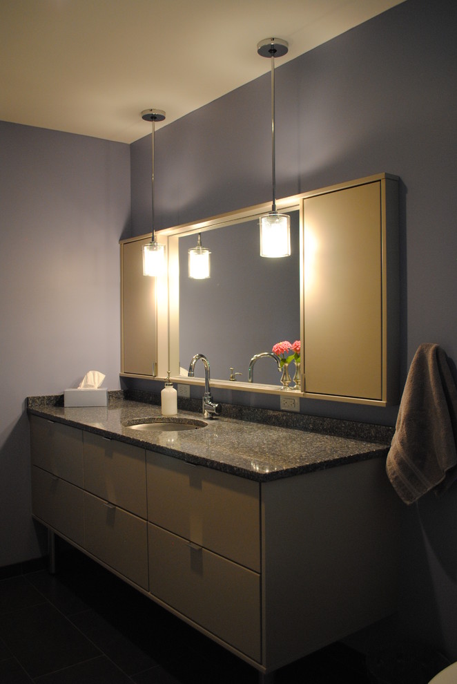 Immagine di una stanza da bagno padronale moderna di medie dimensioni con lavabo sottopiano, ante lisce, ante grigie, top in quarzo composito, pareti viola e pavimento con piastrelle in ceramica