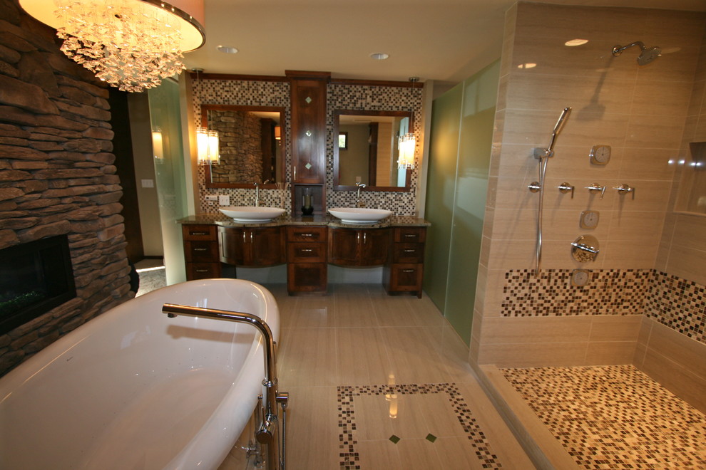 Ispirazione per una stanza da bagno design con lavabo a bacinella, ante in stile shaker, ante in legno scuro, vasca freestanding, doccia alcova, piastrelle beige e pavimento in gres porcellanato