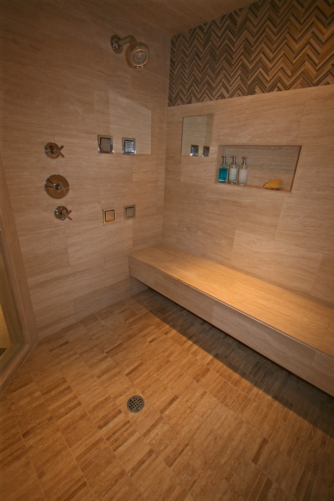 Foto de cuarto de baño principal actual con baldosas y/o azulejos de piedra