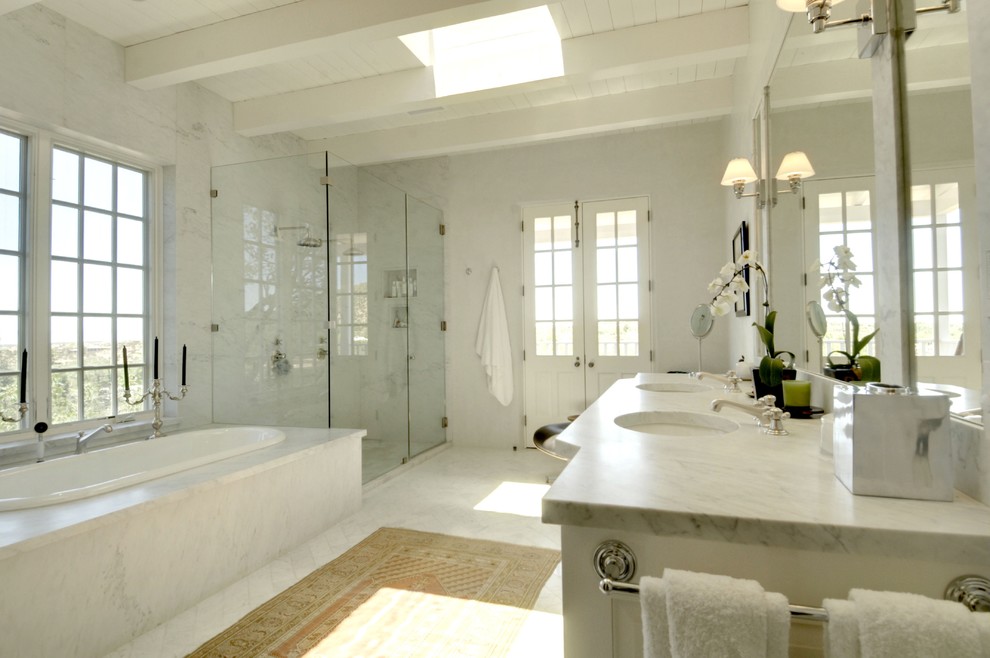 На фото: большая главная ванная комната в стиле неоклассика (современная классика) с накладной ванной, белыми стенами, врезной раковиной и столешницей из гранита