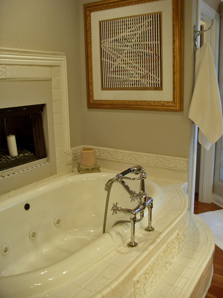 Klassisk inredning av ett badrum, med ett platsbyggt badkar och vit kakel