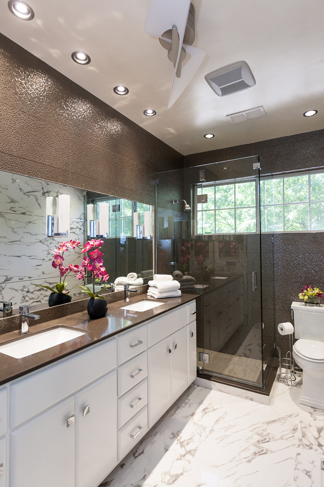 Foto di una stanza da bagno classica con ante lisce, ante bianche, top in quarzo composito, pareti grigie e pavimento in gres porcellanato