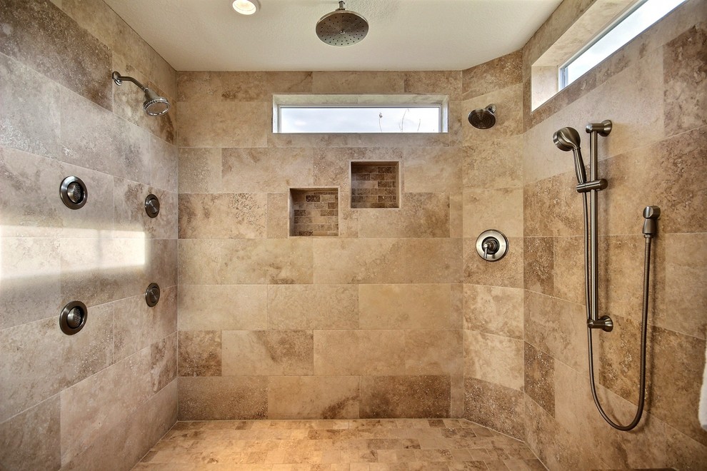 Cette photo montre une très grande salle de bain principale tendance avec une douche double, un carrelage beige, des dalles de pierre, un mur beige et un sol en travertin.