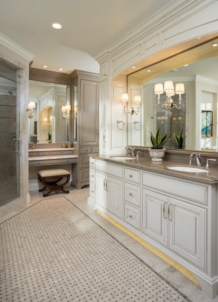 Inredning av ett amerikanskt stort en-suite badrum, med luckor med upphöjd panel, vita skåp, ett platsbyggt badkar, en dusch i en alkov, marmorgolv, ett undermonterad handfat och granitbänkskiva