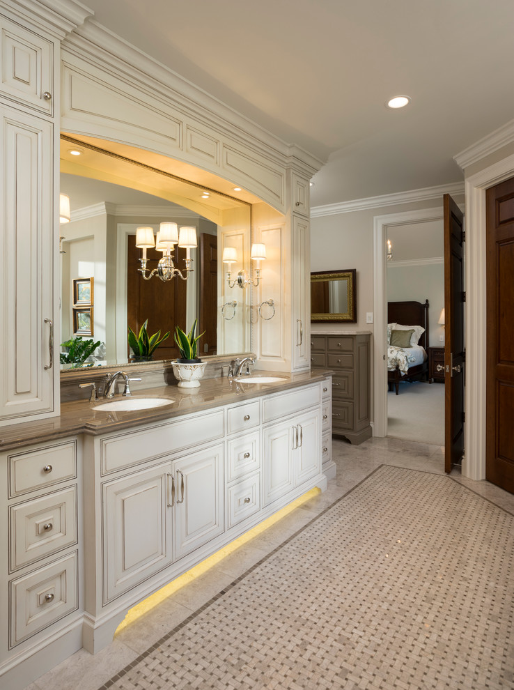 Идея дизайна: большая главная ванная комната в стиле кантри с фасадами с выступающей филенкой, белыми фасадами, накладной ванной, душем в нише, мраморным полом, врезной раковиной и столешницей из гранита