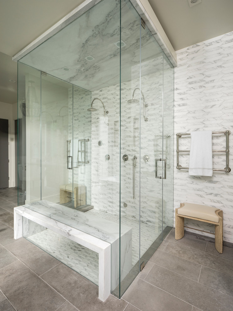 На фото: большая главная ванная комната в современном стиле с отдельно стоящей ванной, открытым душем, серой плиткой, керамической плиткой, белыми стенами, полом из керамической плитки и врезной раковиной с