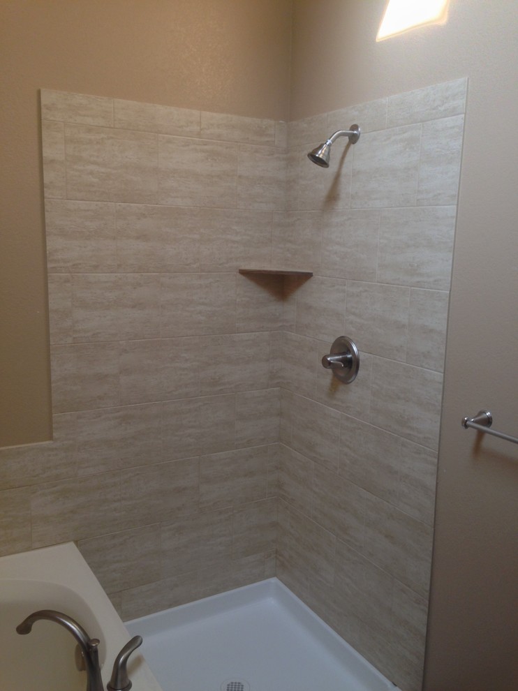Immagine di una stanza da bagno padronale classica di medie dimensioni con vasca da incasso, doccia ad angolo, piastrelle beige, piastrelle in gres porcellanato, pareti beige e pavimento in gres porcellanato