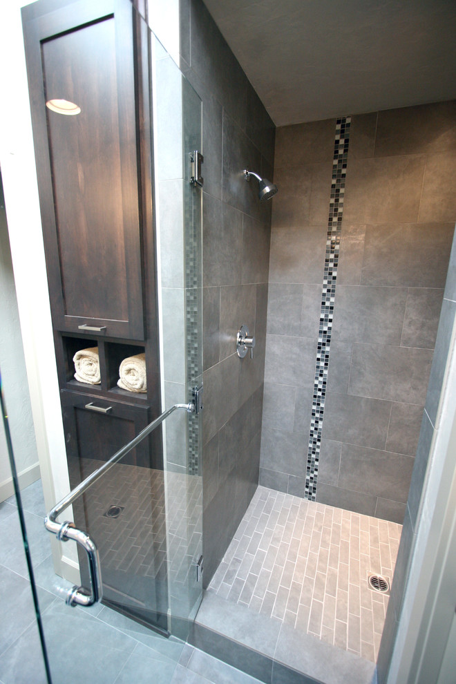Medium sized modern ensuite bathroom in Portland with shaker cabinets, dark wood cabinets, an alcove shower, grey tiles, porcelain tiles, a two-piece toilet, grey walls and porcelain flooring.