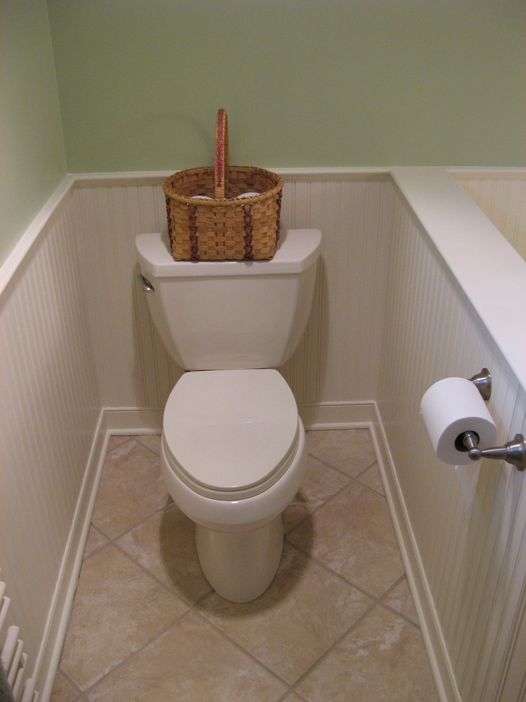 На фото: туалет в классическом стиле с